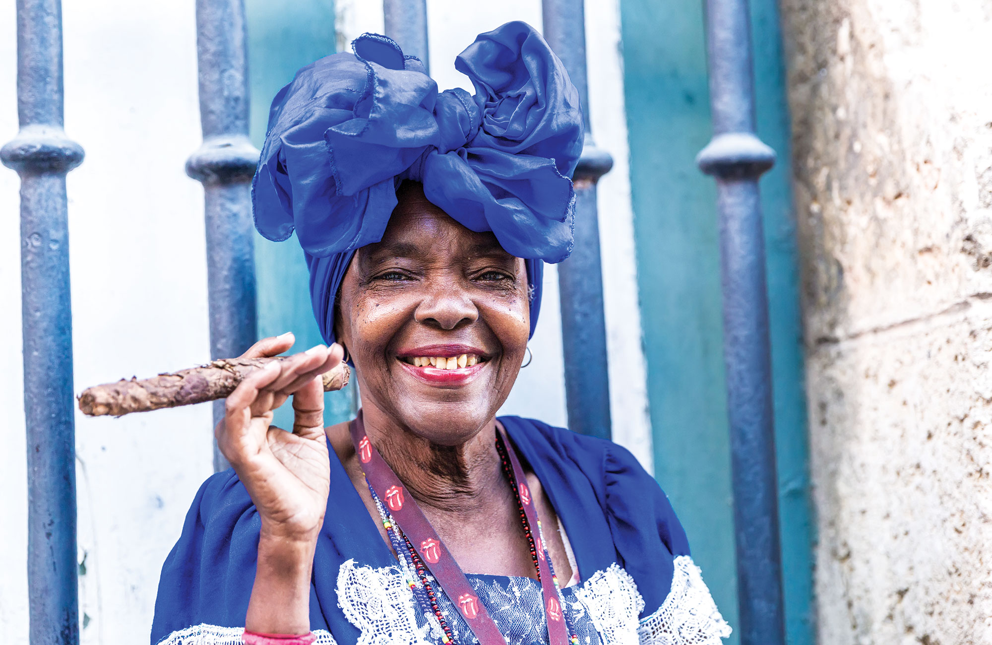 Femme tenant un cigare à La Havane - Cuba