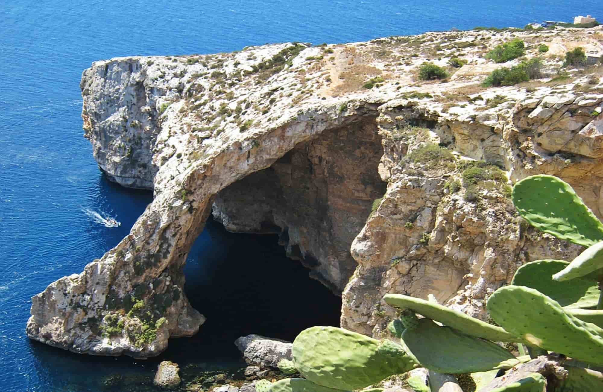 Explorez les grottes qui creusent la côte maltaise. Admirez le jeu de lumière ambiant de la Blue Grotto. 