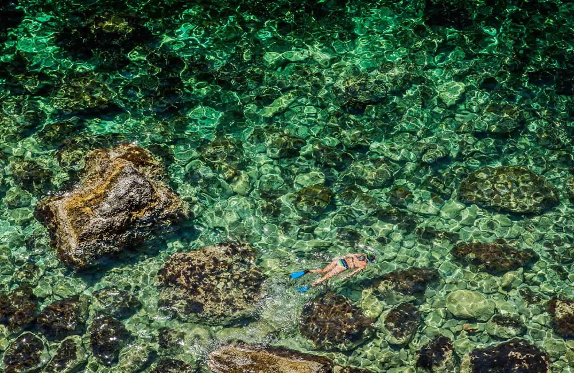 Découvrez les fonds marins luxuriants du Blue Lagon de Malte, un véritable paradis sur terre. 