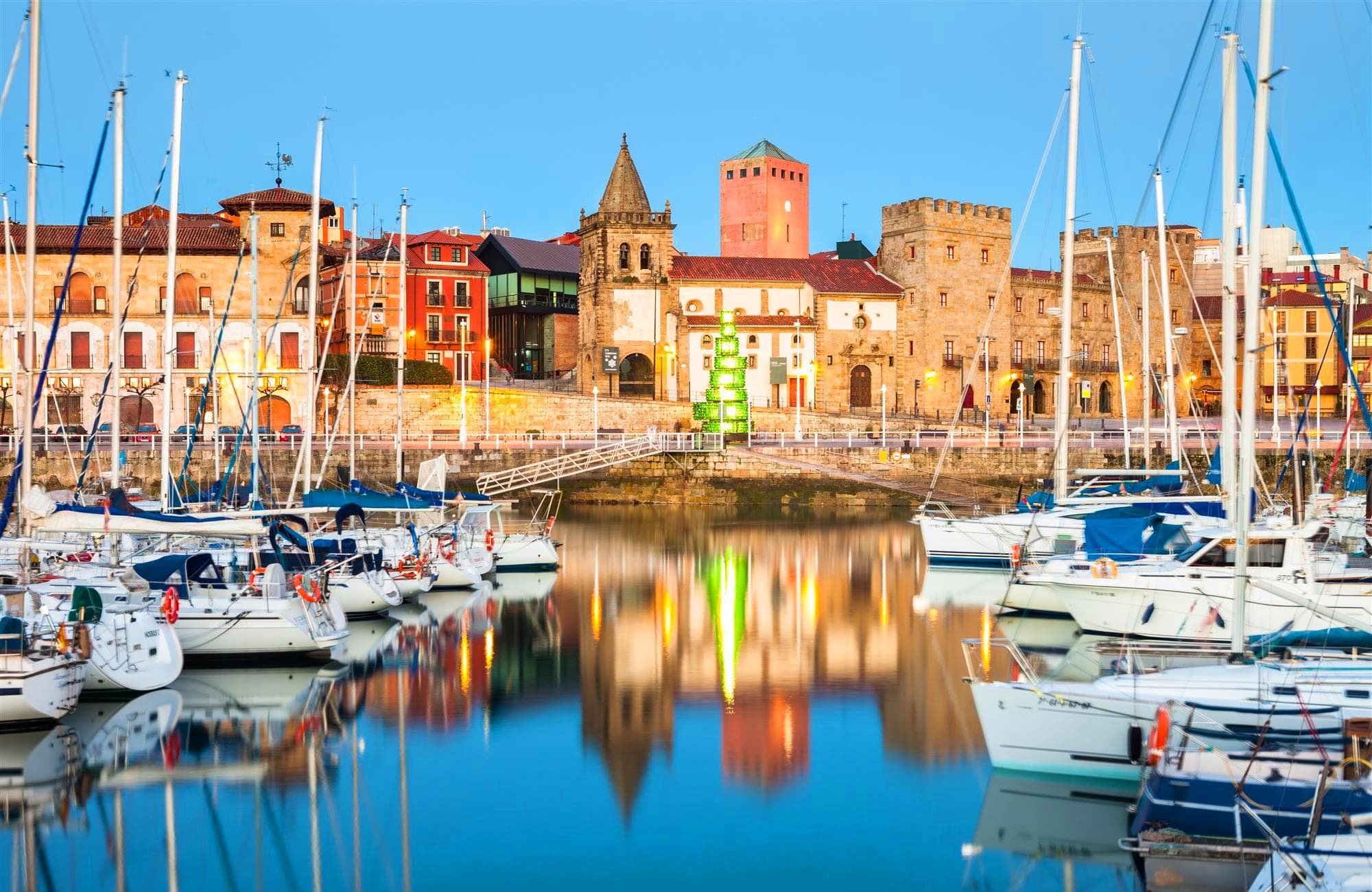 Reflet de Gijón sur le port