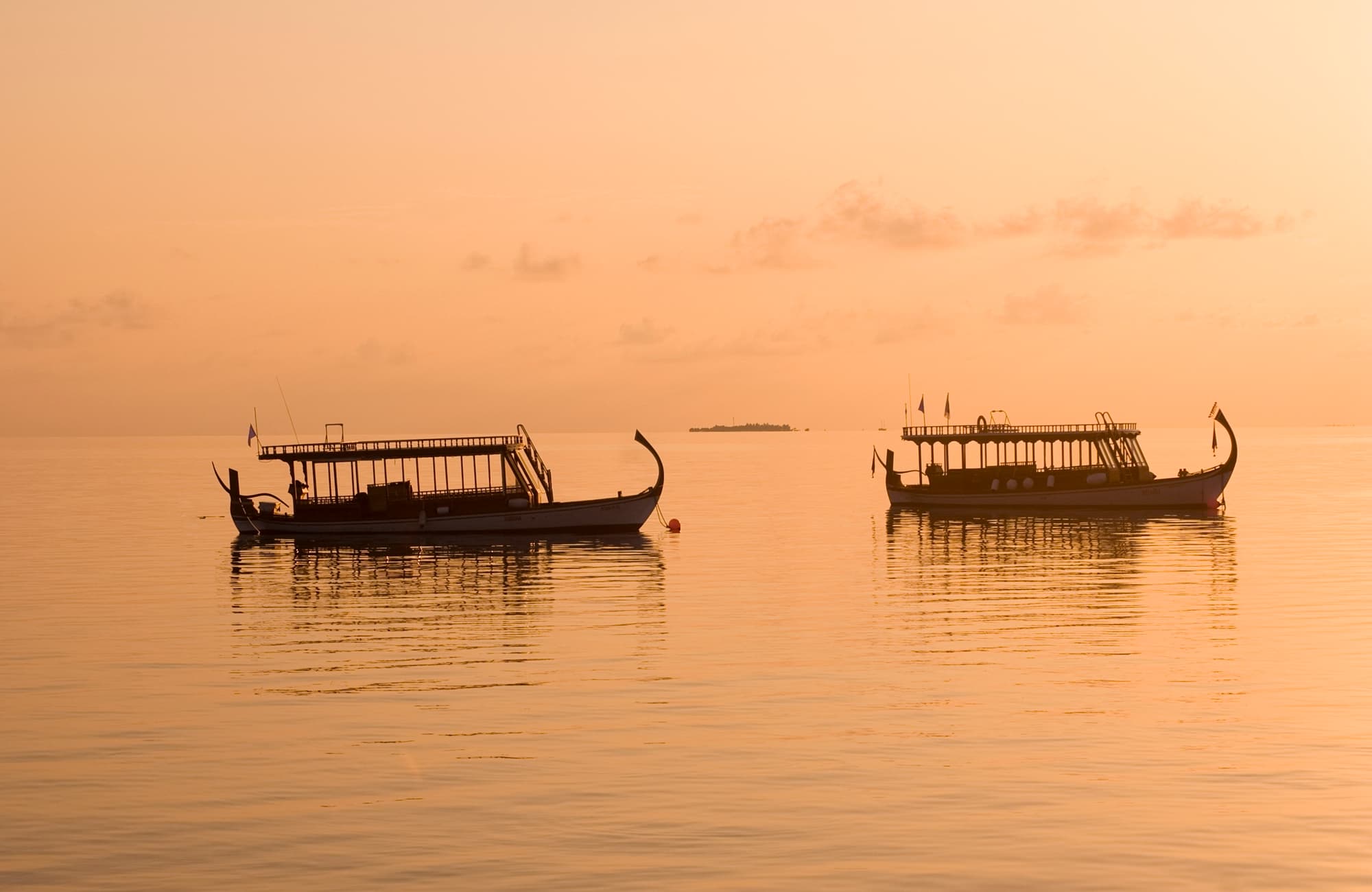 Voyage Maldives - Dhoni bateau de pêche au coucher du soleil - Amplitudes