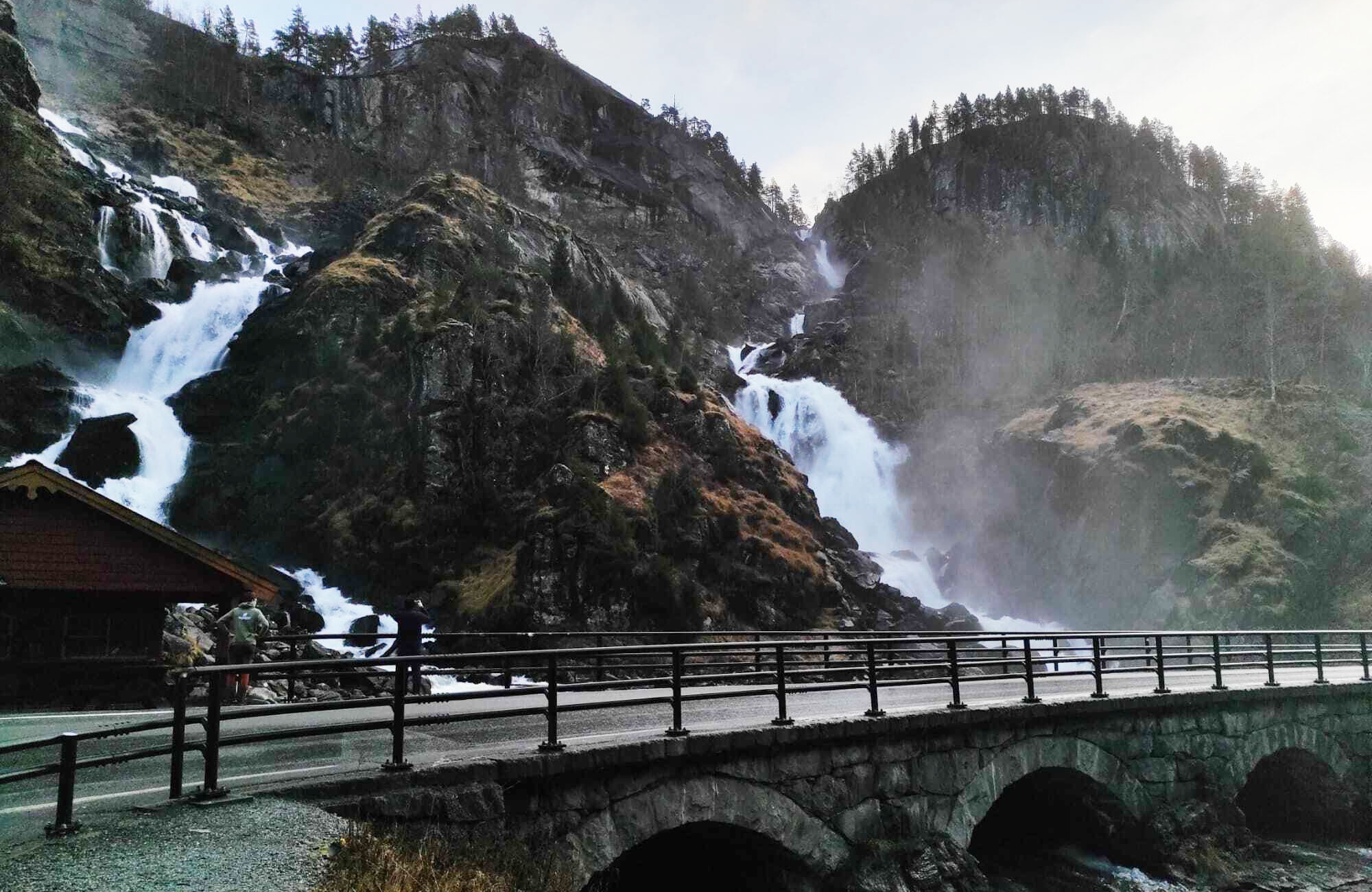 Nature fjord - Cascade de Låtefoss - Amplitudes