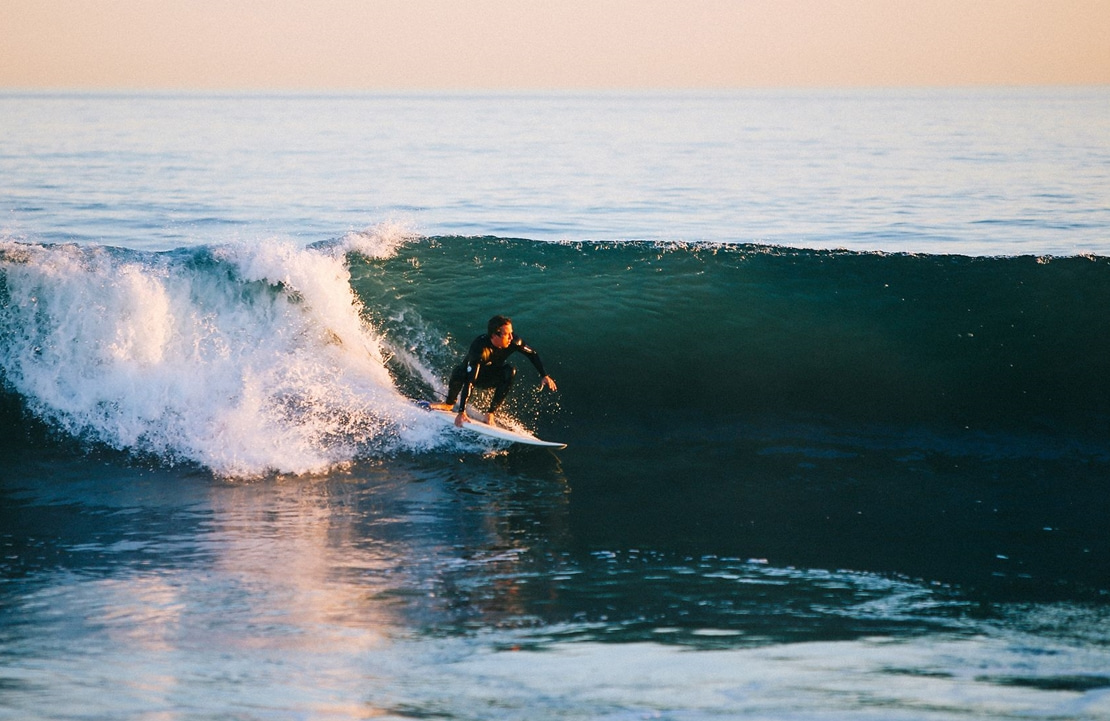 Circuit chauffeur-guide à Tahiti - Cours de surf sur une plage de Tahiti - Amplitudes