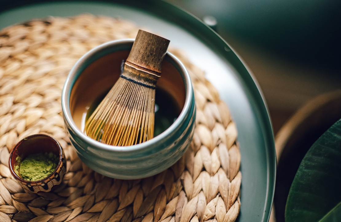 Circuit en train au Japon - Un thé matcha dans un bol traditionnel - Amplitudes