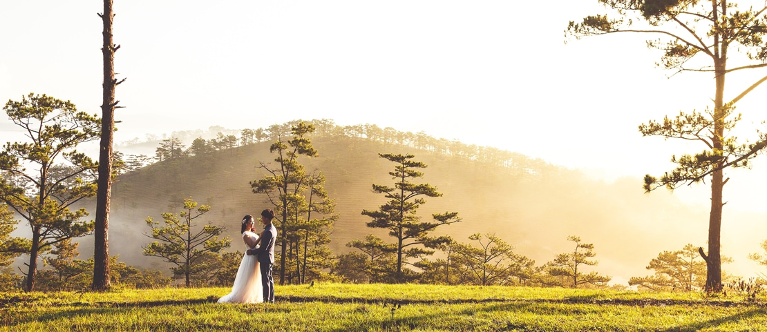 Voyage de noces en Asie - Un couple de mariés dans la campagne vietnamienne - Amplitudes