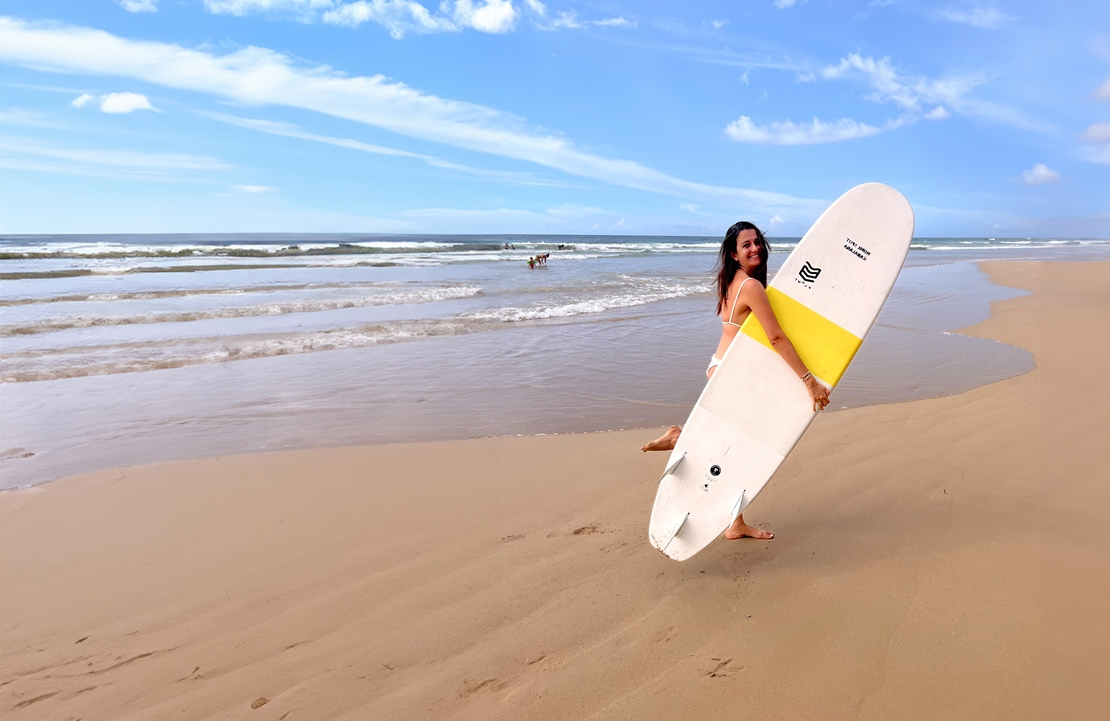 Voyage Enmodemel x Amplitudes - Mélanie avec une planche de surf à Mirissa - Amplitudes