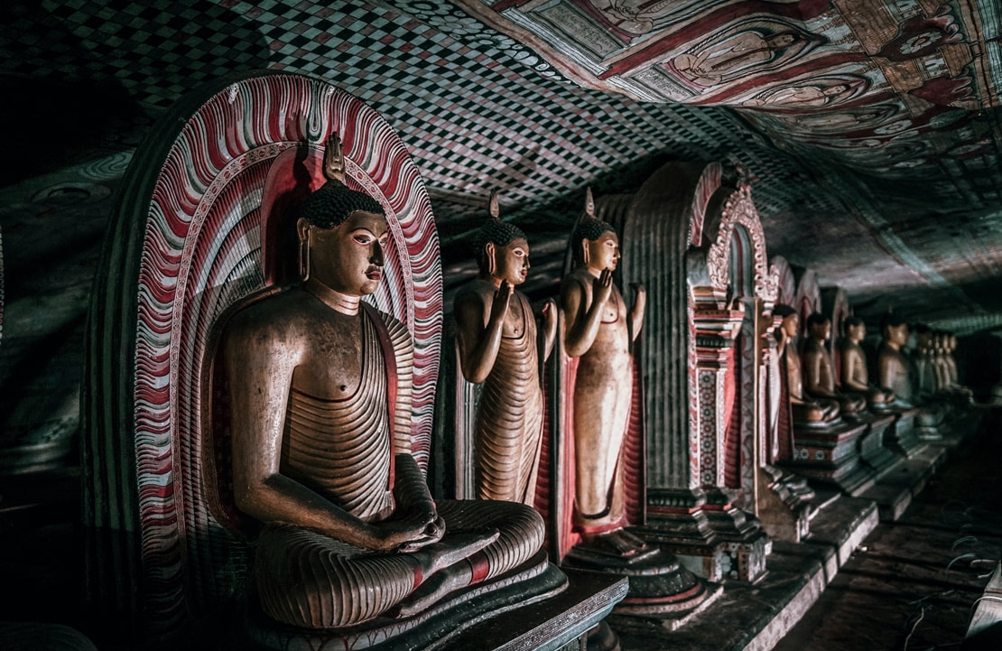 Voyage de luxe au Sri Lanka - La galerie de statues du temple d'or de Dambulla - Amplitudes