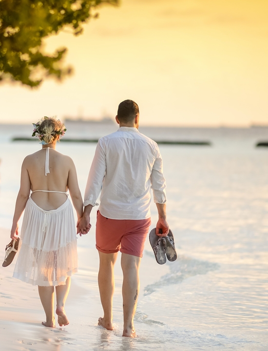 Séjour au Lux* South Ari Atoll - Un couple de jeunes mariés sur la plage - Amplitudes