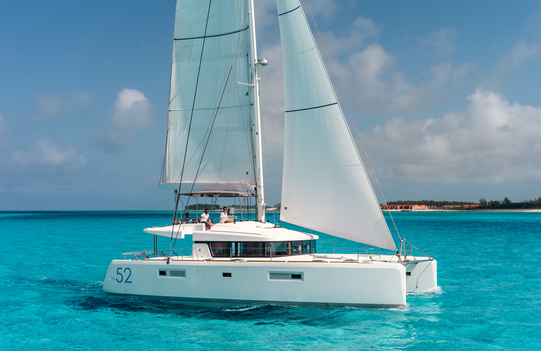 Croisière de luxe en petit bateau aux Baléares - Le Lagoon 52 flottant sur la Méditerranée - Amplitudes