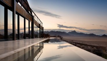 Voyage sur mesure en Namibie - L'infinity pool du desert lodge AndBeyond Sossusvlei - Amplitudes