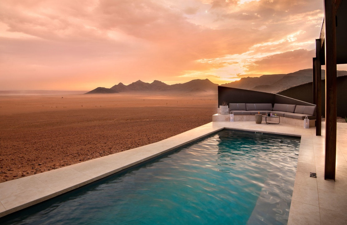 Voyage sur mesure en Namibie - Les étendues infinies du désert de Sossusvlei depuis la piscine de l'hôtel andBeyond Sossusvlei Desert Lodge - Amplitudes