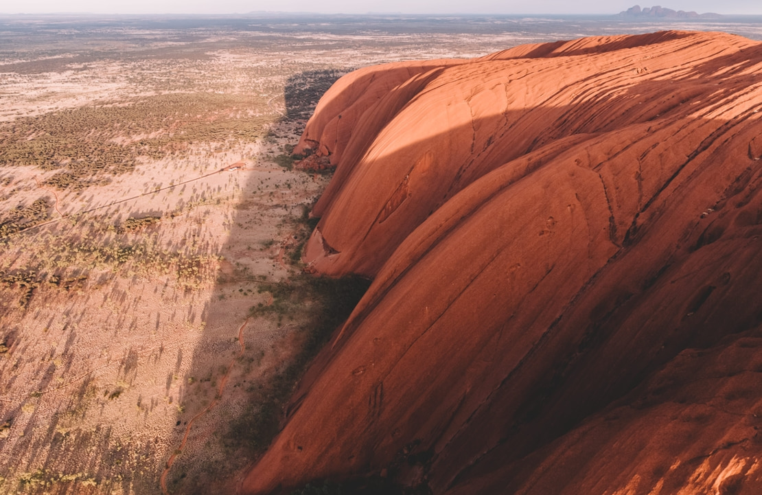 Circuit au volant dans le Centre Rouge - Vue aérienne d'Ayers Rock - Amplitudes