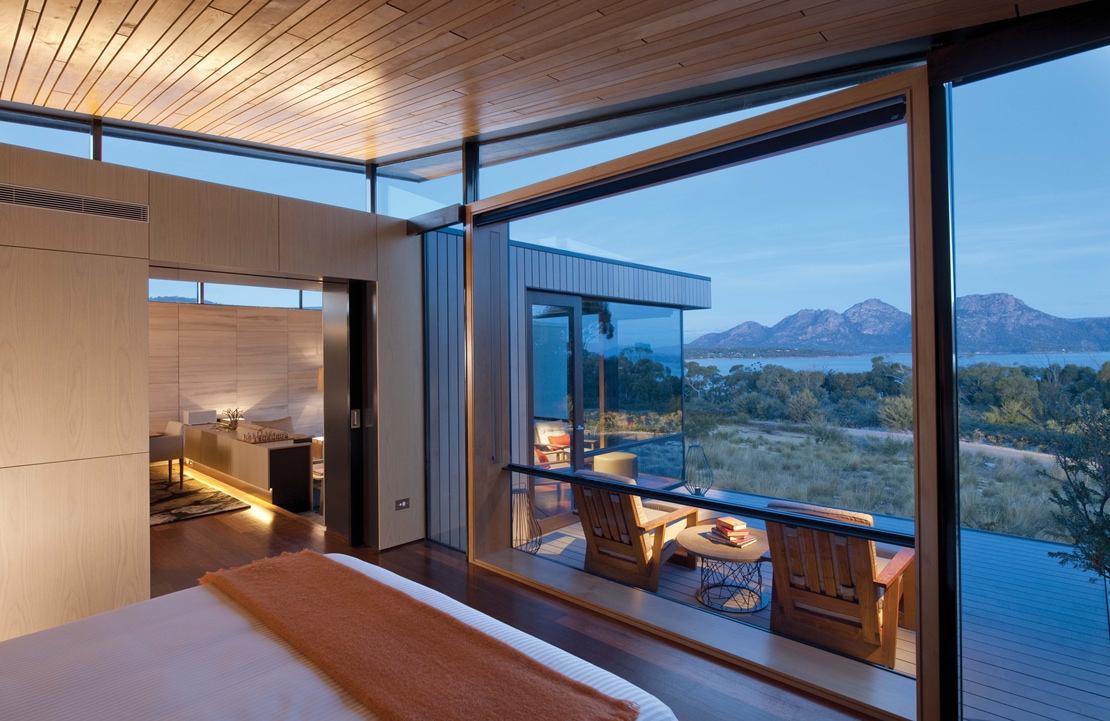 Voyage de luxe en Tasmanie - La vue sur Wineglass Bay depuis votre suite au Saffire Freycinet - Amplitudes