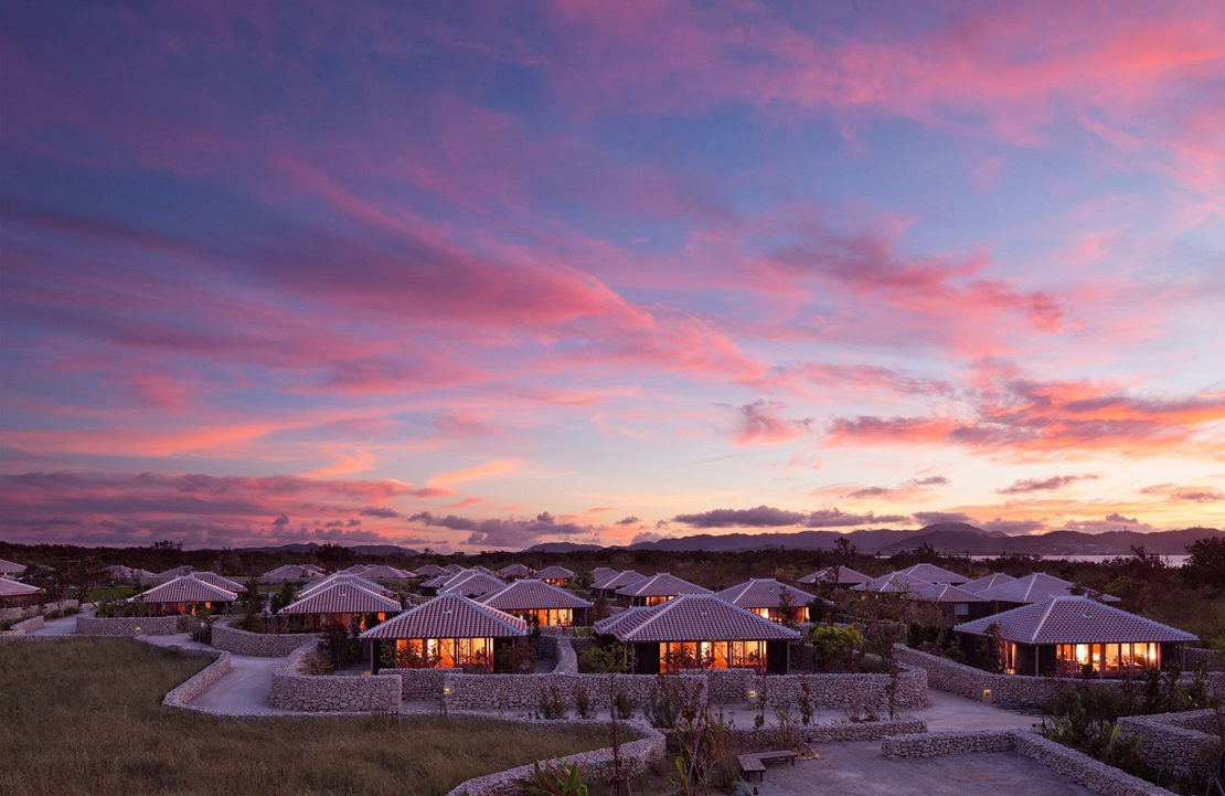 Voyage à Okinawa sur mesure - Crépuscule sur les villas du Hoshinoya Taketomojima Island - Amplitudes