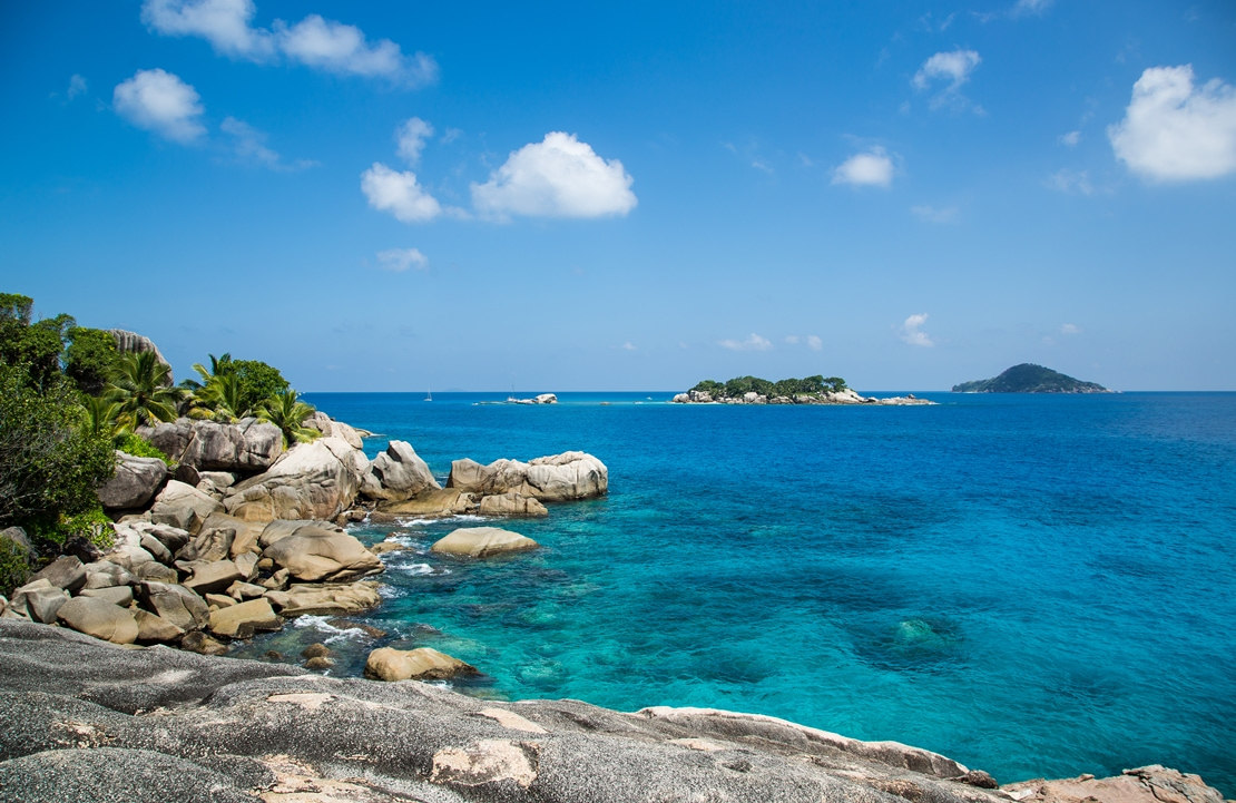 Séjour balnéaire aux Seychelles - Une vue des îles depuis le Six Senses Zil Pasyon - Amplitudes