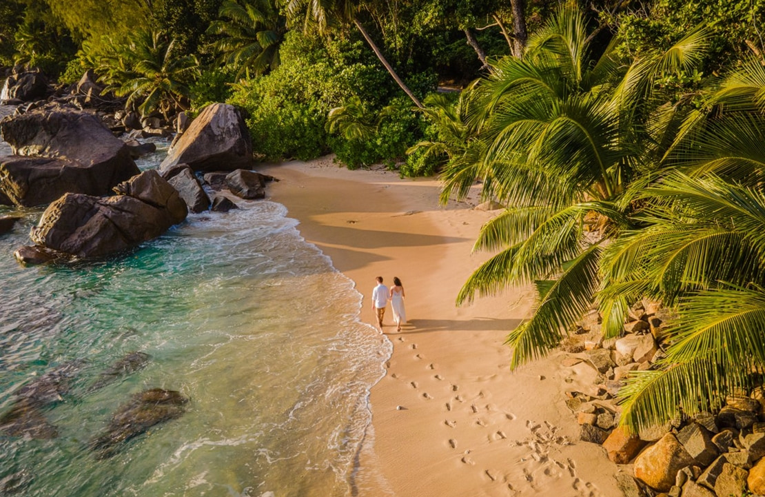 Voyage en amoureux aux Seychelles - Une promenade romantique sur la plage d'Enchanted Island - Amplitudes