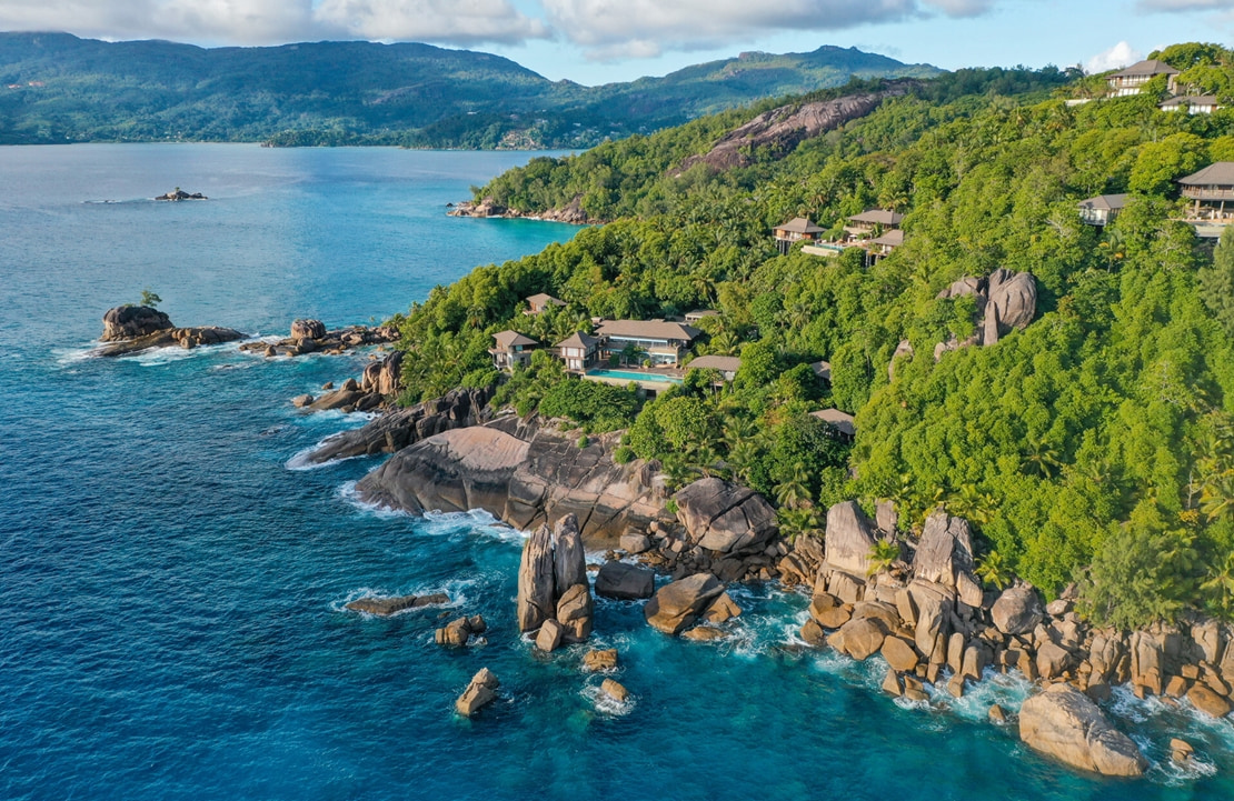 Voyage de luxe aux Seychelles - Vue zénithale du Four Seasons Mahé - Amplitudes