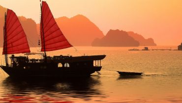 Croisière en jonque sur la baie d'Ha Long - Le crépuscule sur les eaux vietnamiennes - Amplitudes