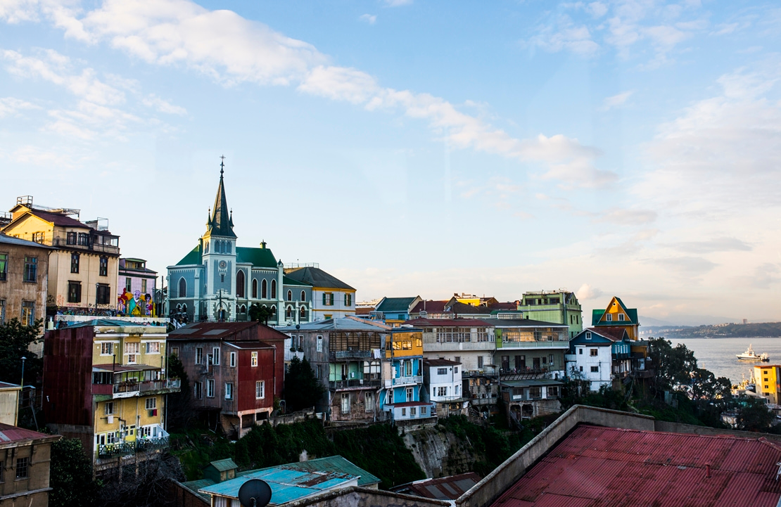 Séjour à Valparaiso - Une vue des maisons colorées sur la baie - Amplitudes