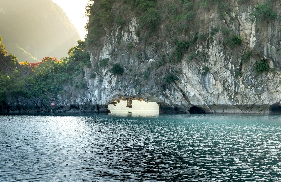 Croisière sur la baie d'Ha Long - Les arches des monts karstiques - Amplitudes