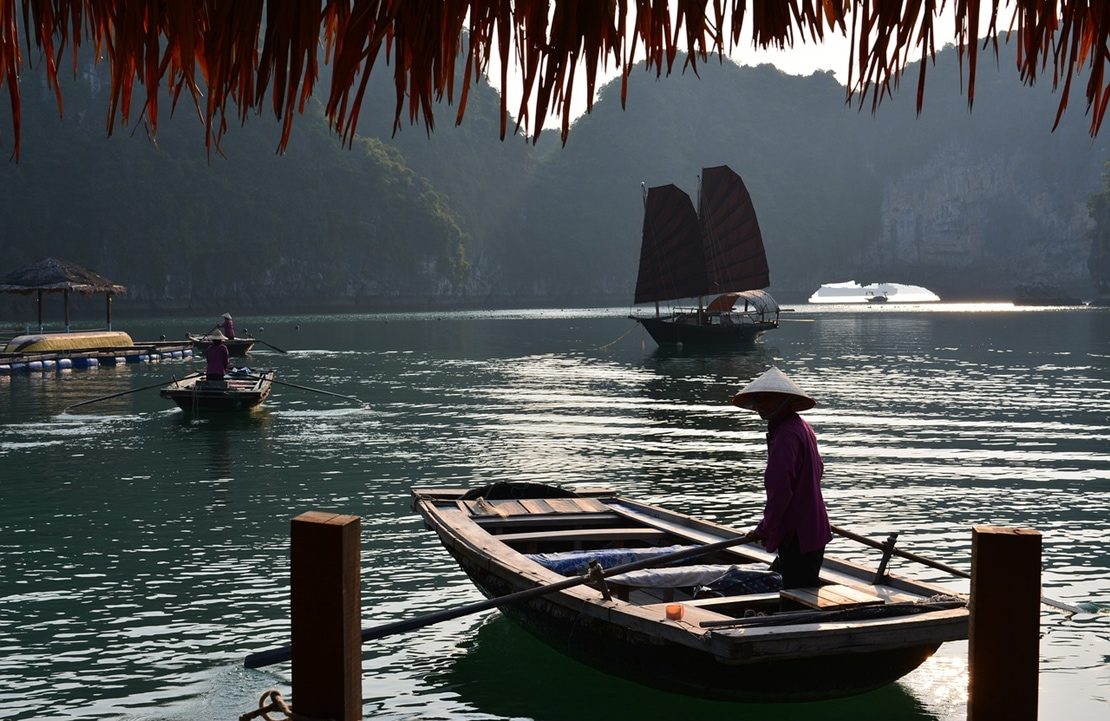 Voyage culturel au Vietnam - Un sampan prêt à vous emmener - Amplitudes