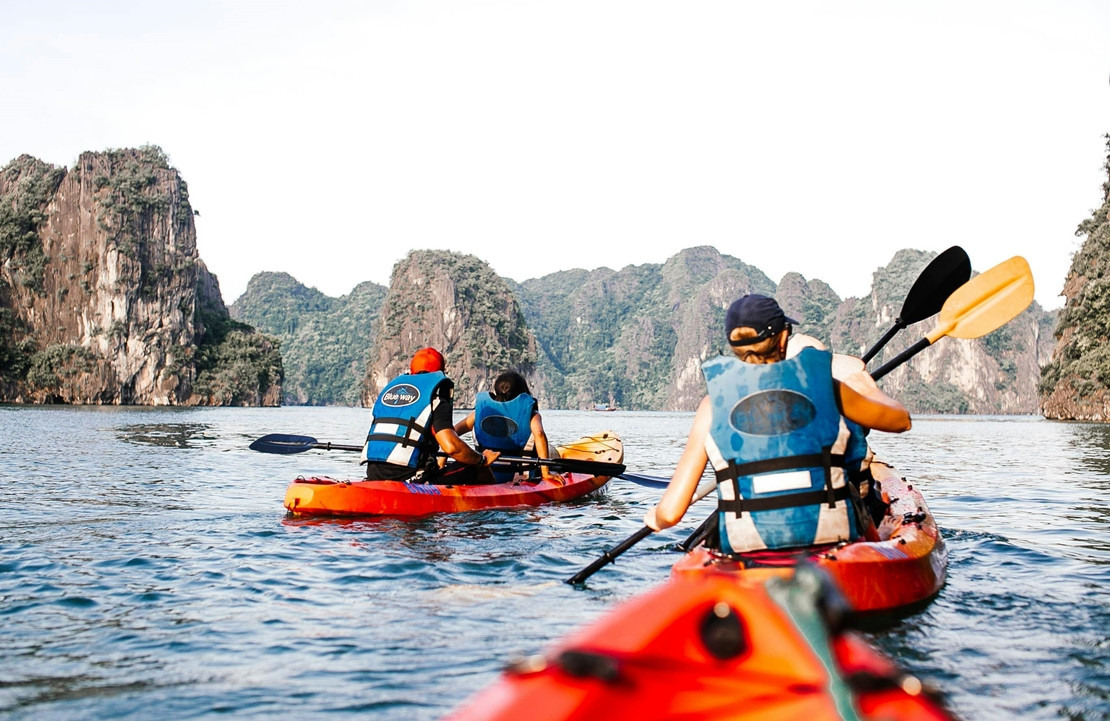 Circuit en famille au Vietnam - Sortie kayak sur la baie d'Halong - Amplitudes