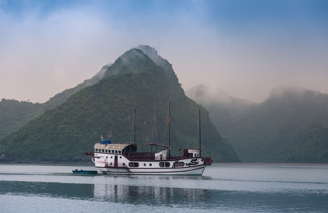 Voyage de luxe sur mesure au Vietnam - Une jonque traditionnelle sur la baie d'Ha Long - Amplitudes