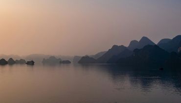 Voyage sur mesure au Vietnam - Aube sur la baie d'Halong - Amplitudes