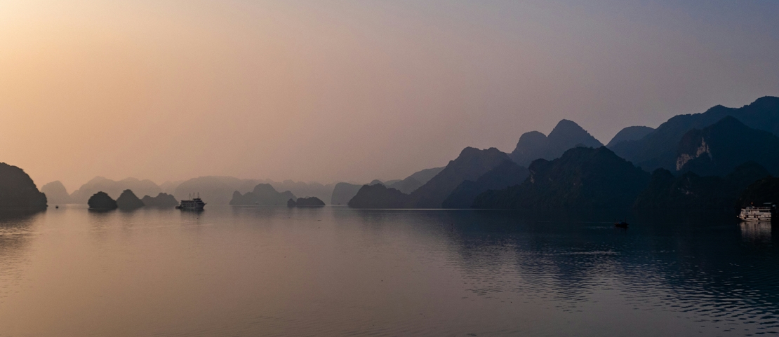 Voyage sur mesure au Vietnam - Aube sur la baie d'Halong - Amplitudes