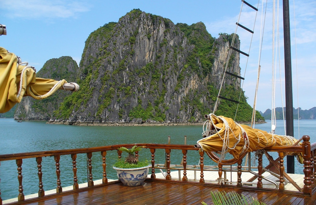 Voyage sur mesure au Vietnam - La vue depuis le pont de votre jonque dans la baie d'Ha Long - Amplitudes