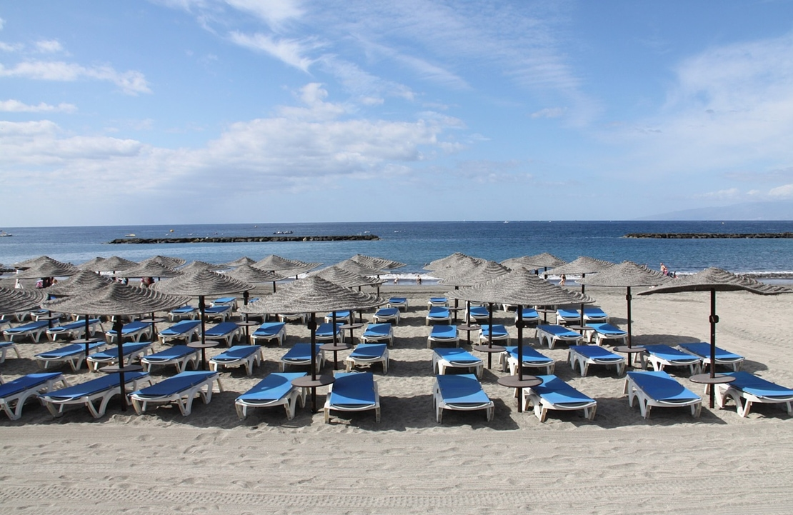 Voyage en famille à La Caleta - Plage aux parasols léchés par le soleil - Amplitudes