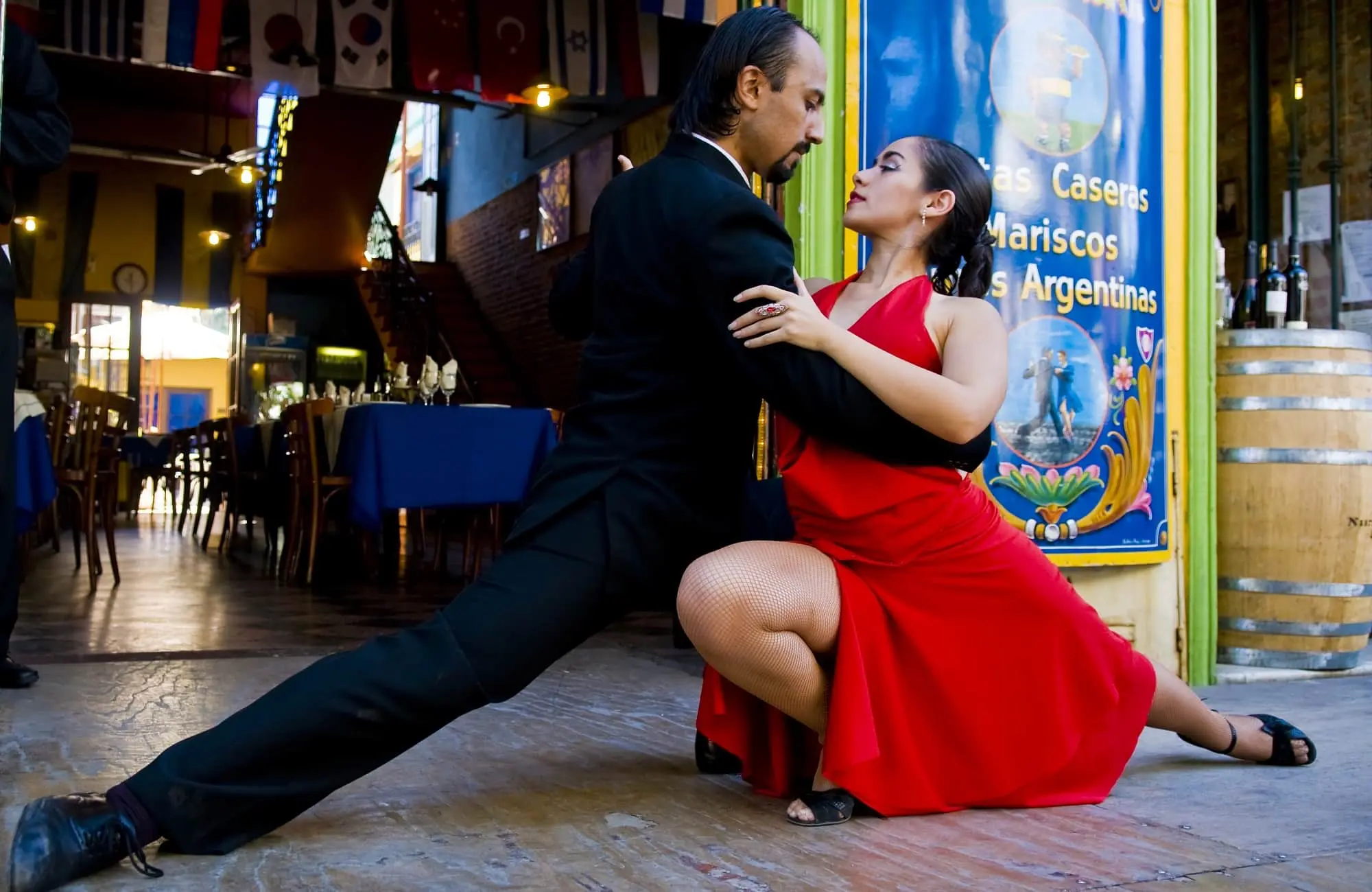 Couple argentin dansant dans les rues de Buenos Aires