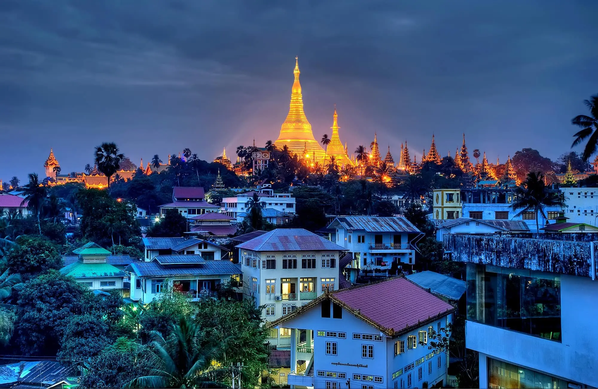 Yangon et la pagode Shwedagon vue de nuit – Birmanie