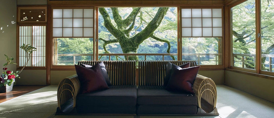 Voyage de luxe au Japon - Le salon de votre suite au Hoshinoya Kyoto - Amplitudes