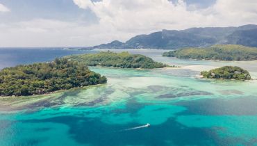 Voyage sur mesure aux Seychelles - Les îles Petite et Grande Sœur vues du ciel - Amplitudes