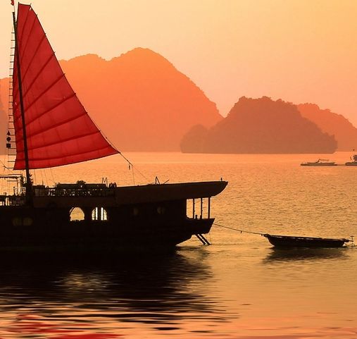 Croisière en jonque sur la baie d'Ha Long - Le crépuscule sur les eaux vietnamiennes - Amplitudes