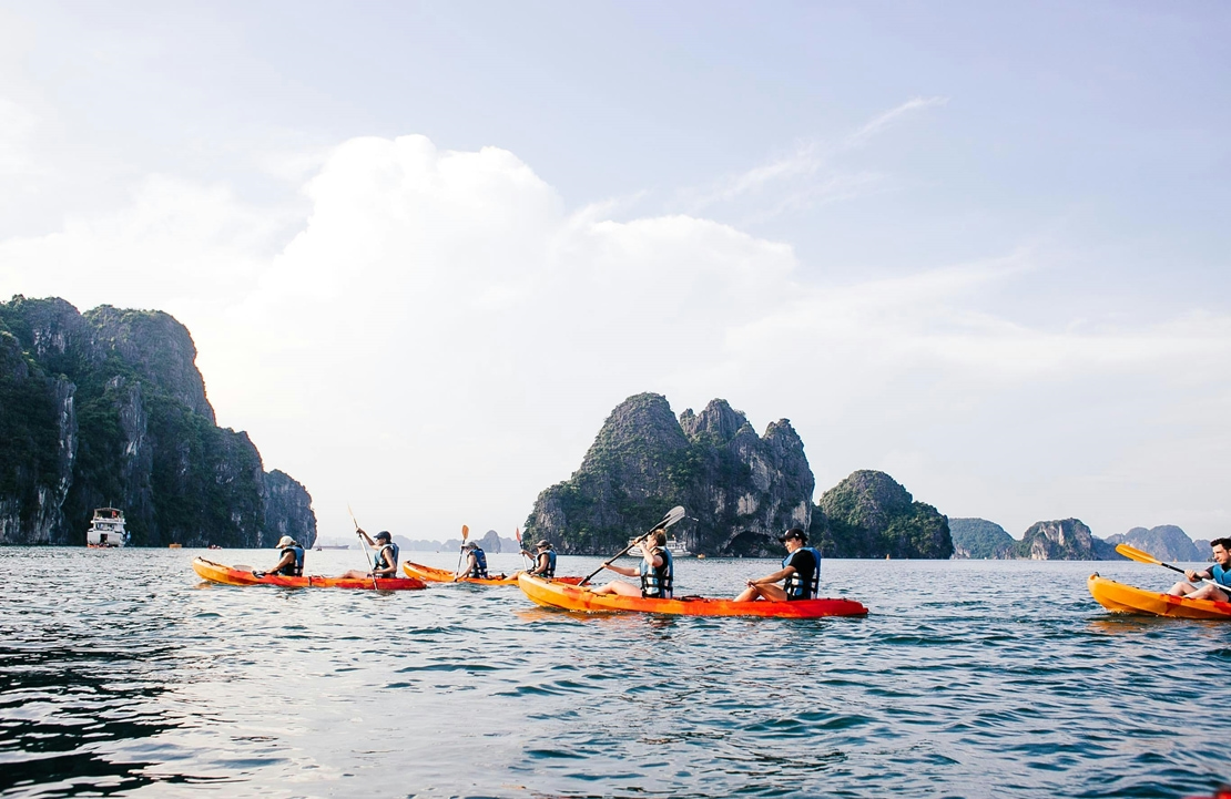 Voyage en famille au Vietnam - Sortie kayak pour visiter la baie d'Ha Long - Amplitudes