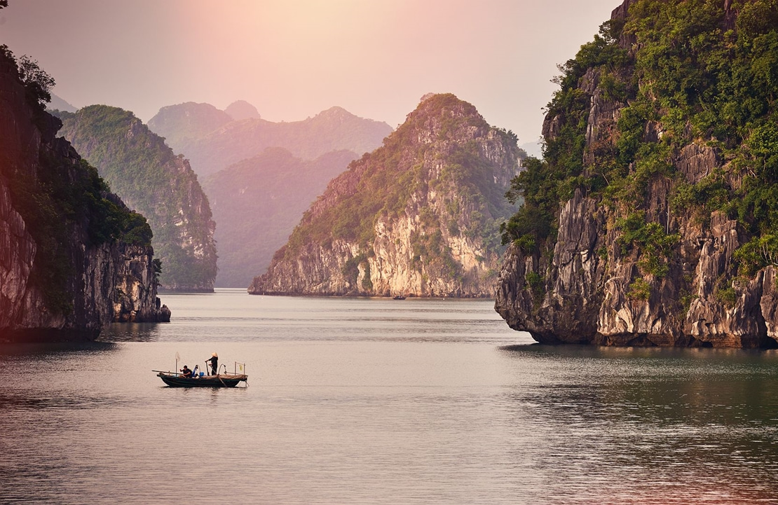 Voyage de noces au Vietnam - Crépuscule rose sur les eaux tranquilles - Amplitudes