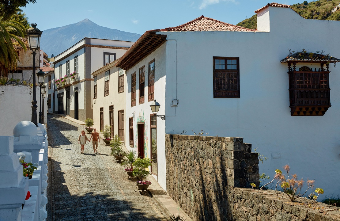 Voyage en couple à Icod de los Vinos - Ruelle pavée aux maisons albe - Amplitudes