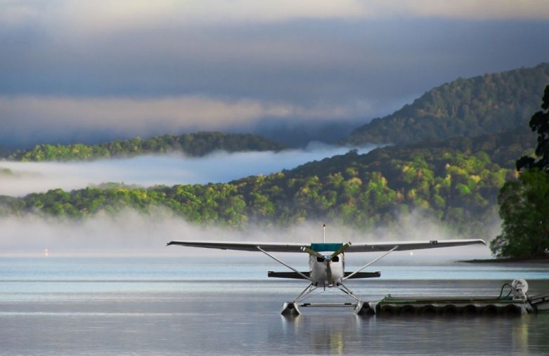 Circuit en hydravion au Québec - Un hydravion posé dans la baie - Amplitudes