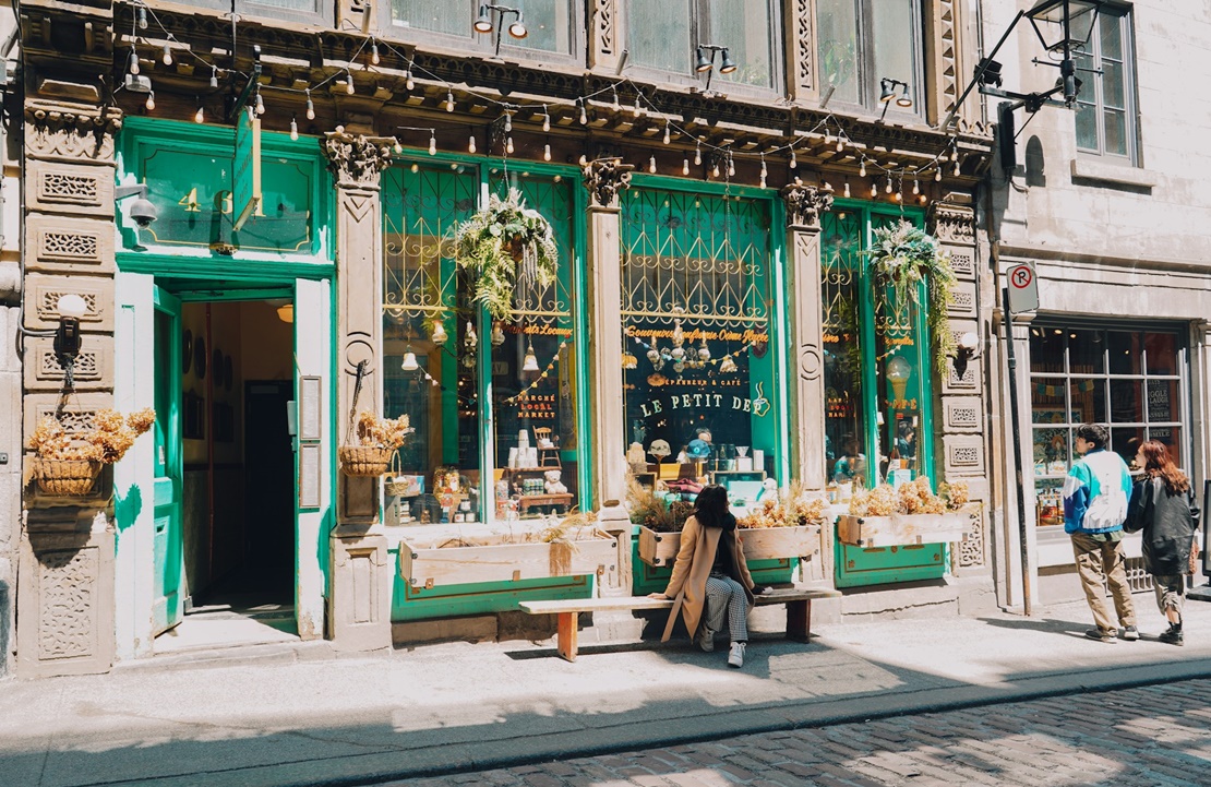 Voyage sur mesure à Montréal - Devanture d'un café - Amplitudes