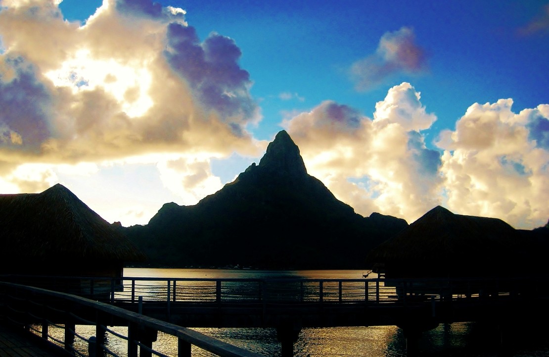 Voyage en amoureux à Bora Bora - Le sommet de Bora Bora au crépuscule - Amplitudes