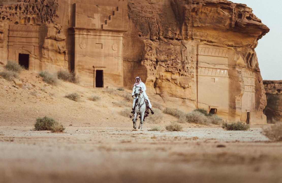 Voyage dans les paysages d'Arabie saoudite - Un cavalier à Hegra - Amplitudes