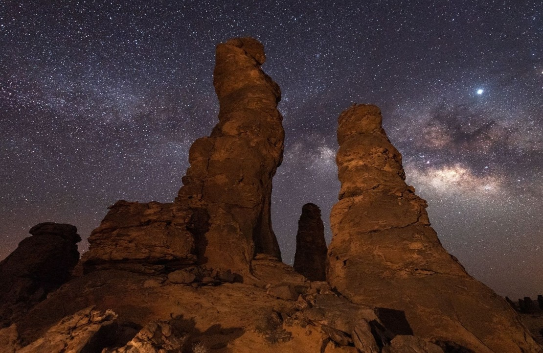 Voyage de luxe en Arabie saoudite - Les pics d'Al Gharameel sous une nuit étoilée - Amplitudes