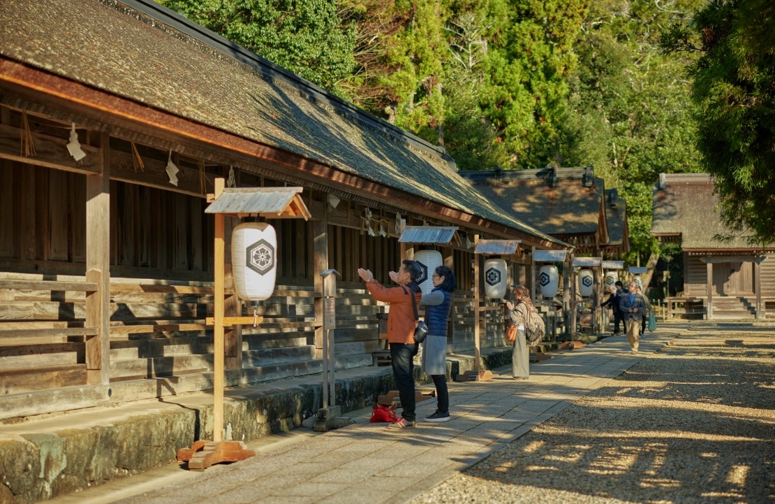 Voyage culturel au Izumo-Taisha - Les locaux en prière devant le temple - Amplitudes