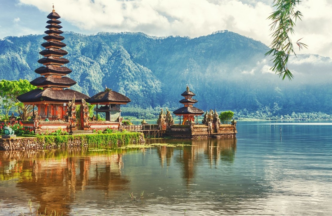 Voyage avec chauffeur à Bali - Un temple face aux montagnes - Amplitudes