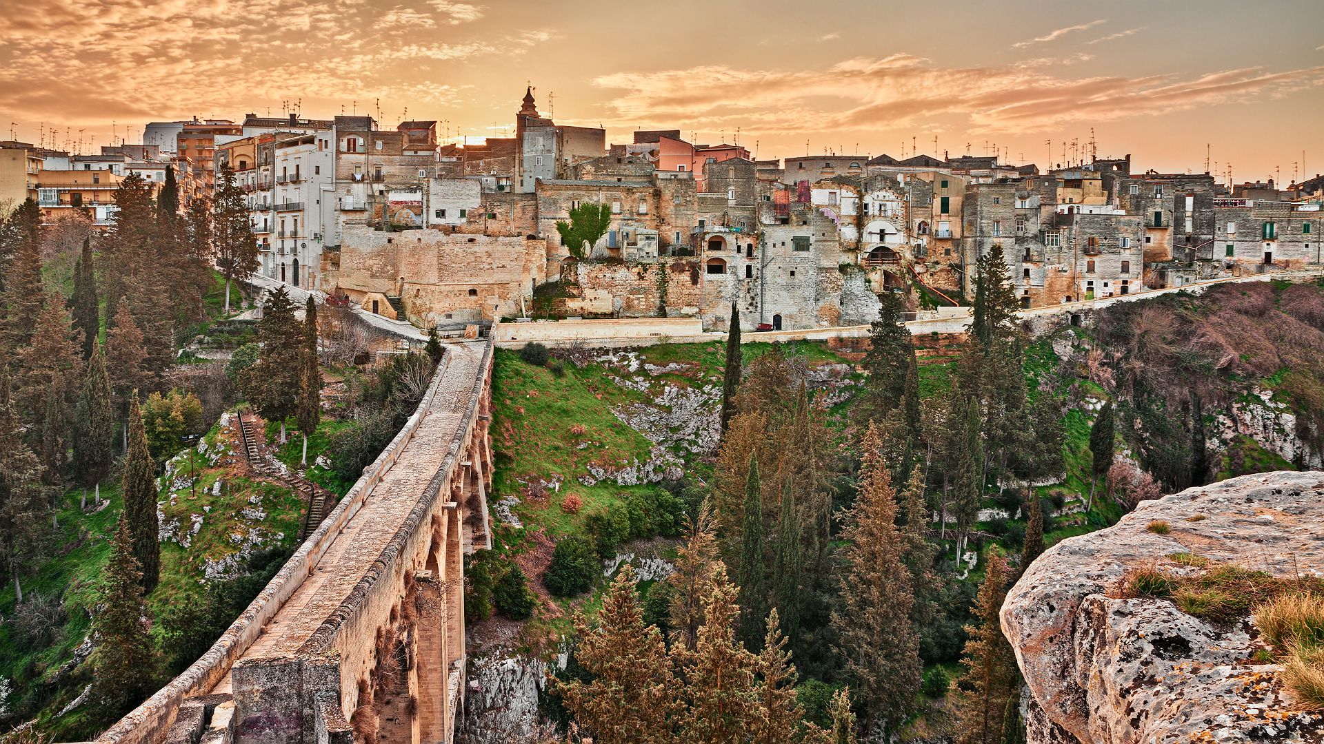 Voyage de noces en Italie -  La ville de Gravina - Amplitudes