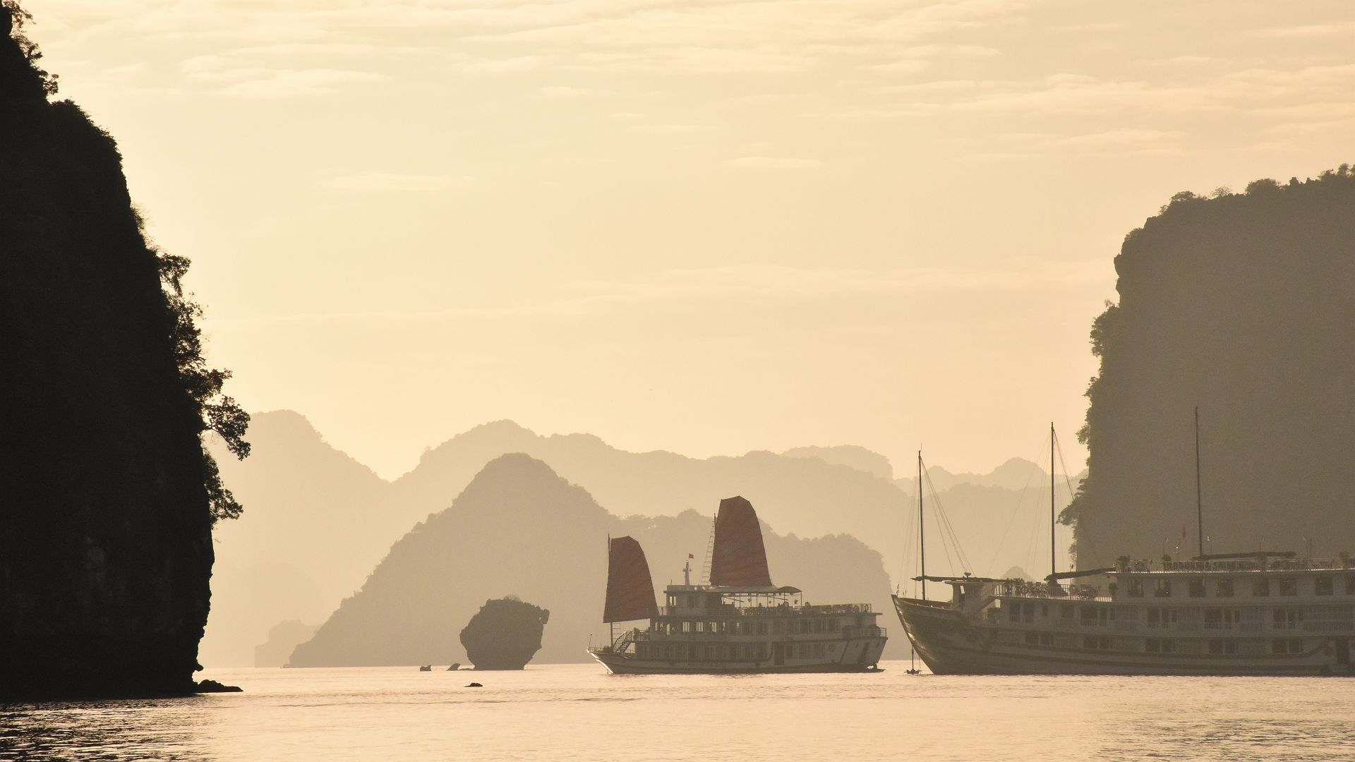 Croisière en amoureux au Vietnam - La baie d'Ha Long à l'aube - Amplitudes