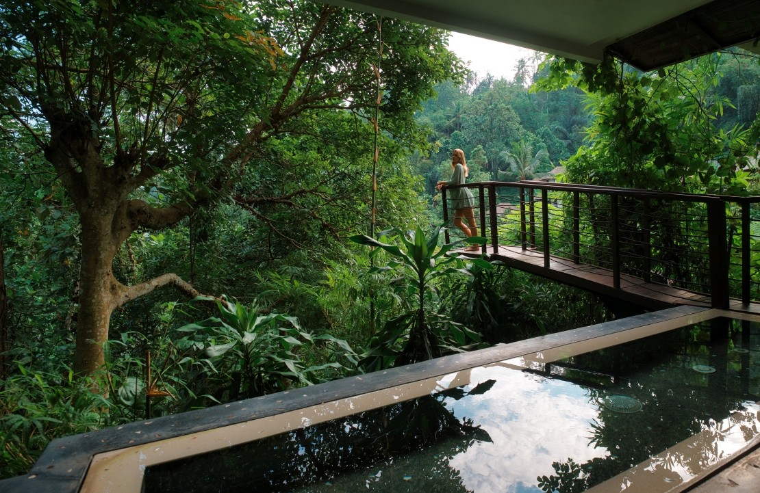 Voyage en amoureux à Bali - Une piscine ouverte sur la nature au Hanging gardens of Bali - Amplitudes 