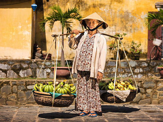 Vietnamienne portant des fruits au marché de Hoi An - Vietnam